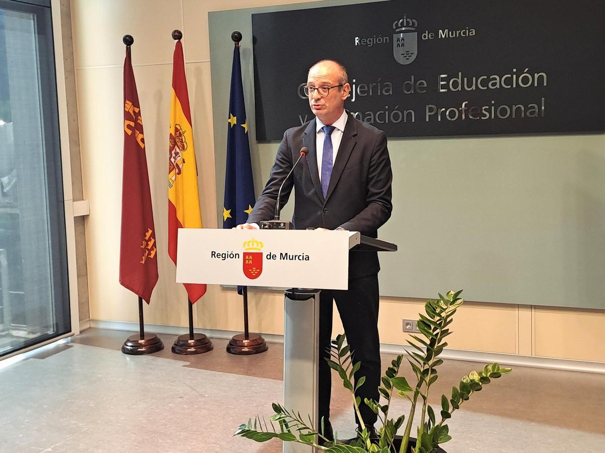 El consejero de Educación y Formación Profesional, Víctor Marín, este lunes durante la presentación de las oposiciones a maetro