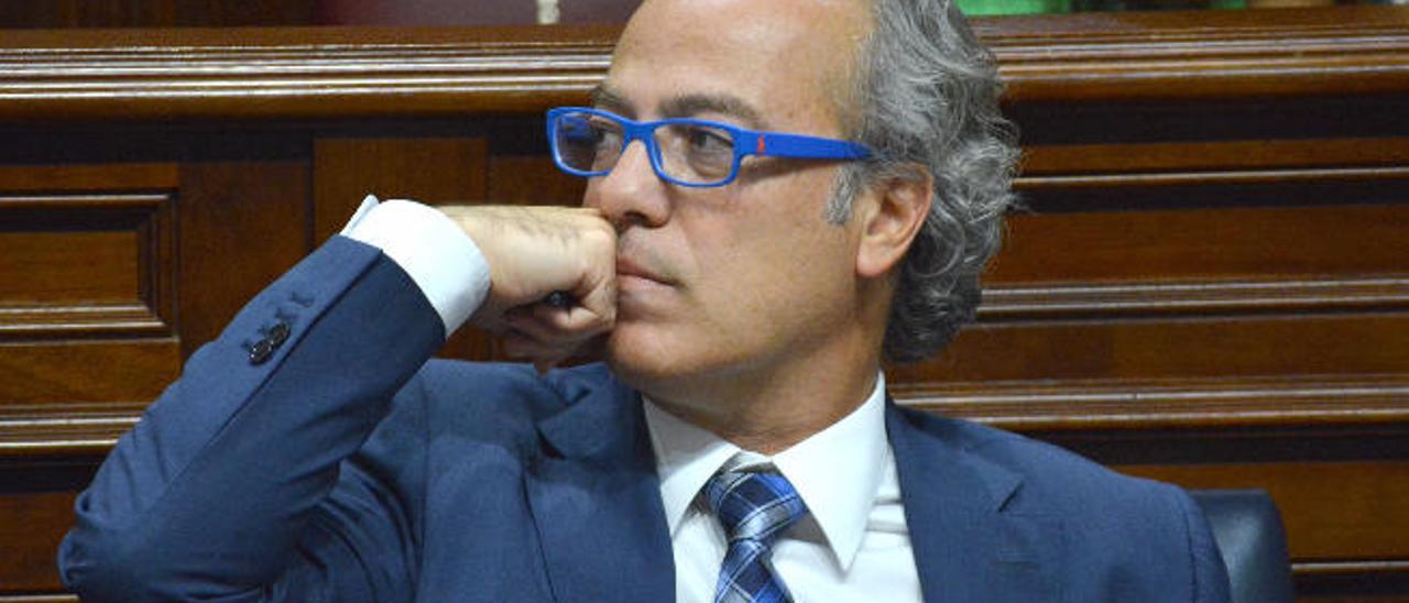 El consejero de Sanidad, Jesús Morera, durante el pleno del Parlamento el martes.