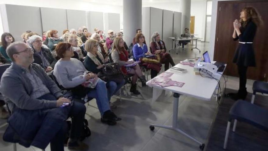 L&#039;escriptora de Beneixida Anna Moner, anit. En primera fila, l&#039;alcalde d&#039;Alzira, Diego Gómez.