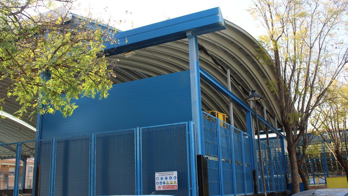 El Ayuntamiento de Alhaurín de la Torre ha iniciado las obras de mejora de la pista polideportiva de Carranque, que en la práctica supondrá la transformación de este espacio en otro pabellón cubierto.
