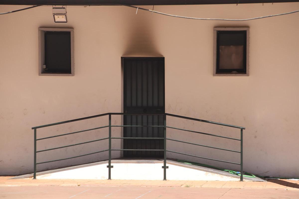 Restos de hollín sobre la puerta.