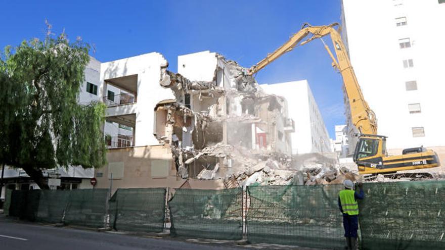 El edificio, que se inauguró a principios de los 70, ya casi está reducido a escombros.