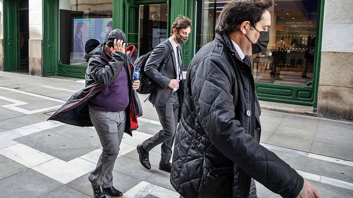 Alberto Vega se cubre la cara con la mano tras quedar en libertad. | Nico Rodríguez