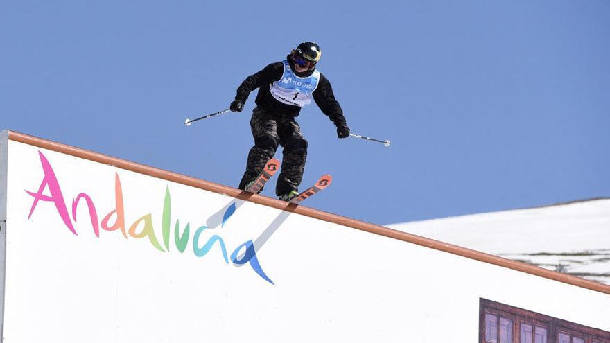 Mcrae Williams, en el circuito de esquí acrobático de Sierra Nevada.
