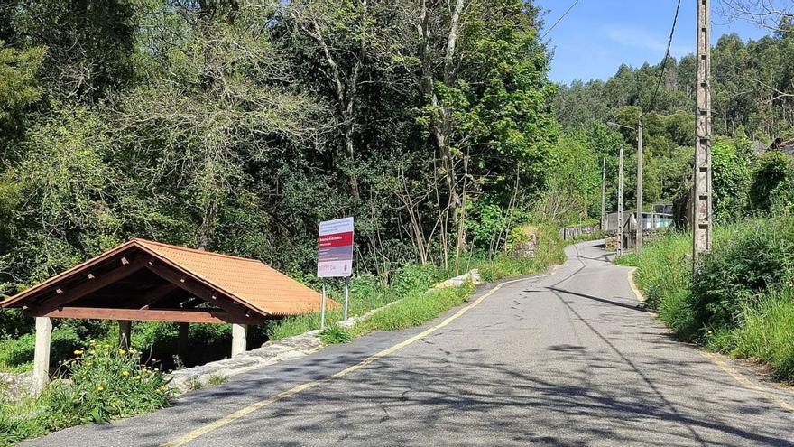 Unos vecinos denuncian la ocupación de fincas en el asfaltado del Camiño da Costa