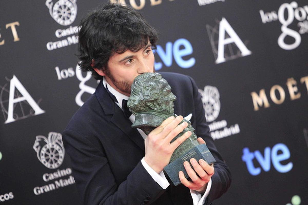El actor Javier Pereira, tras recibir el Goya al mejor actor revelación por su trabajo en la película ’Stockholm’.