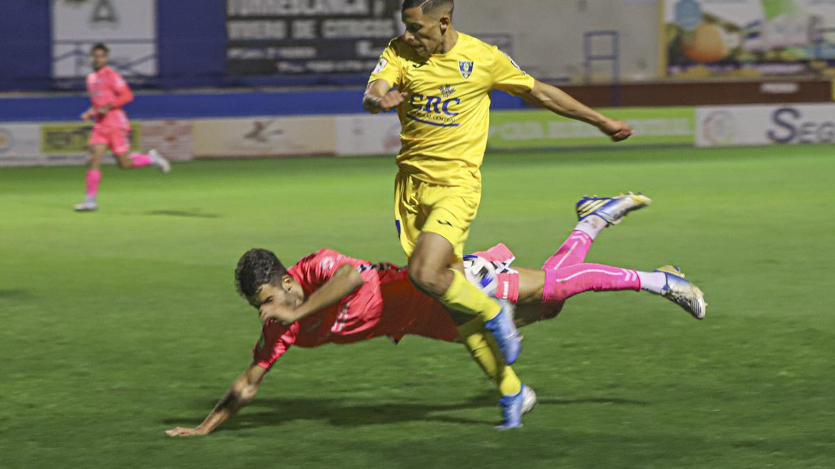 Una disputa durante el Orihuela-Alcoyano de la primera vuelta disputado en Los Arcos (0-0)