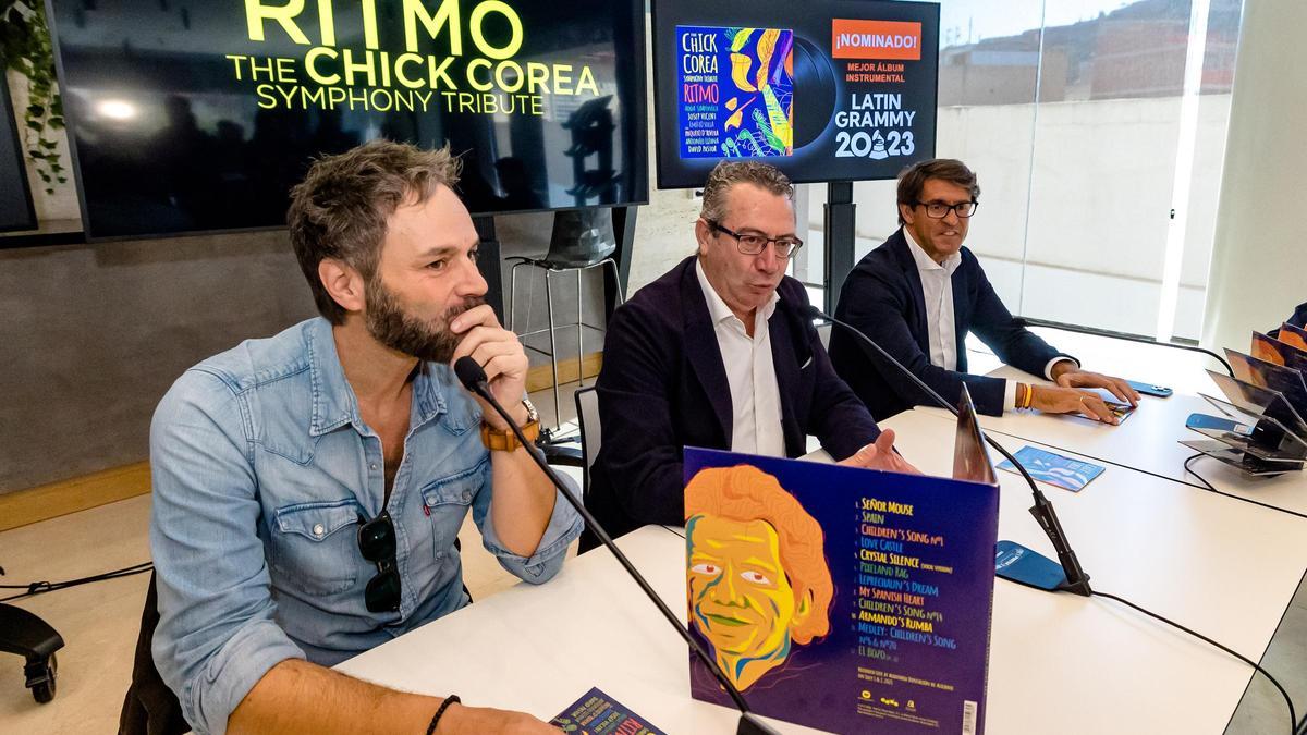 Josep Vicent, con Toni Pérez y Juan de Dios Navarro, cuando anunciaron la nominación a los Grammy Latinos