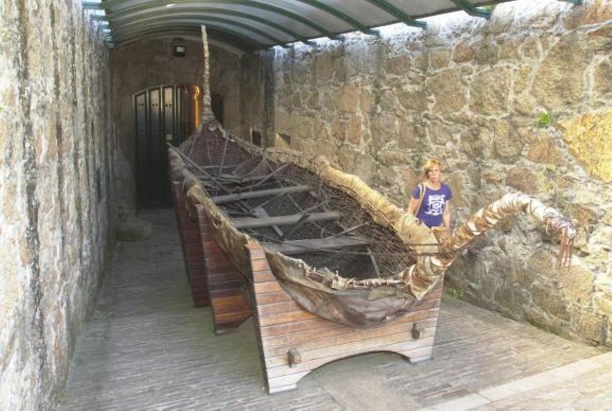 La barca con 15 metros de eslora, construida en los años 70 con cuero y mimbre.   | // JUAN VARELA