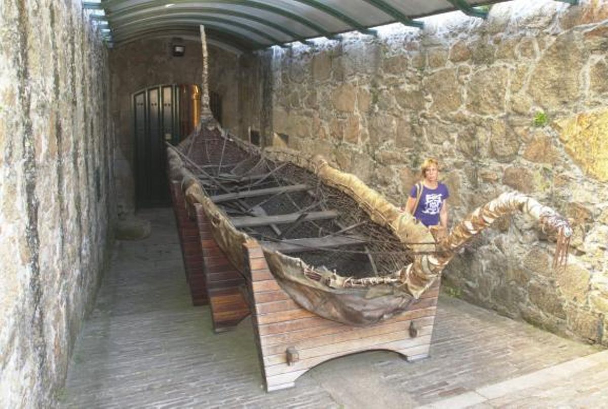 La barca con 15 metros de eslora, construida en los años 70 con cuero y mimbre.   | // JUAN VARELA