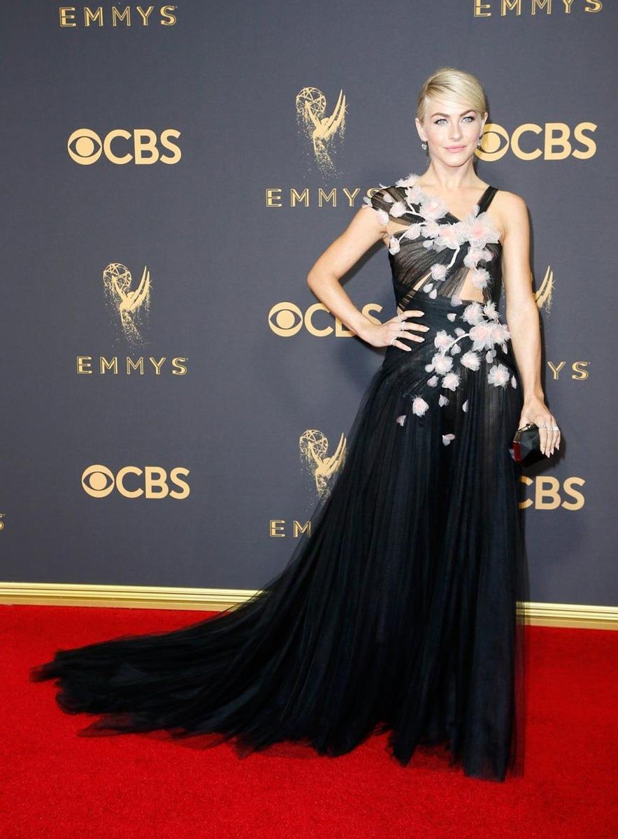 Julianne Hough en la alfombra roja de los Premios Emmy 2017