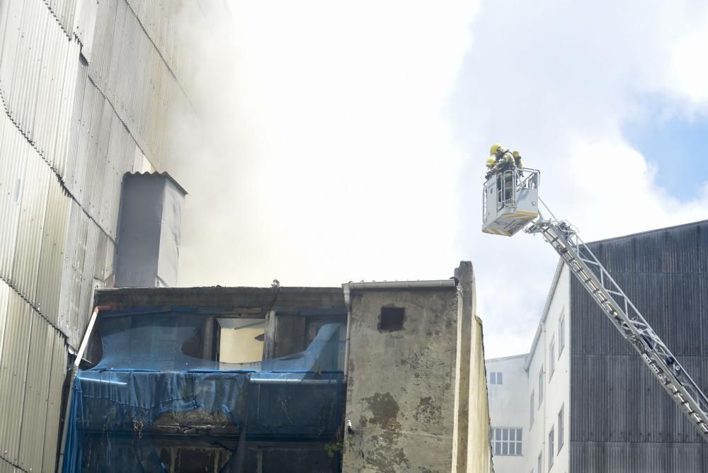 Los bomberos sofocan un incendio en una casa abandonada en A Falperra