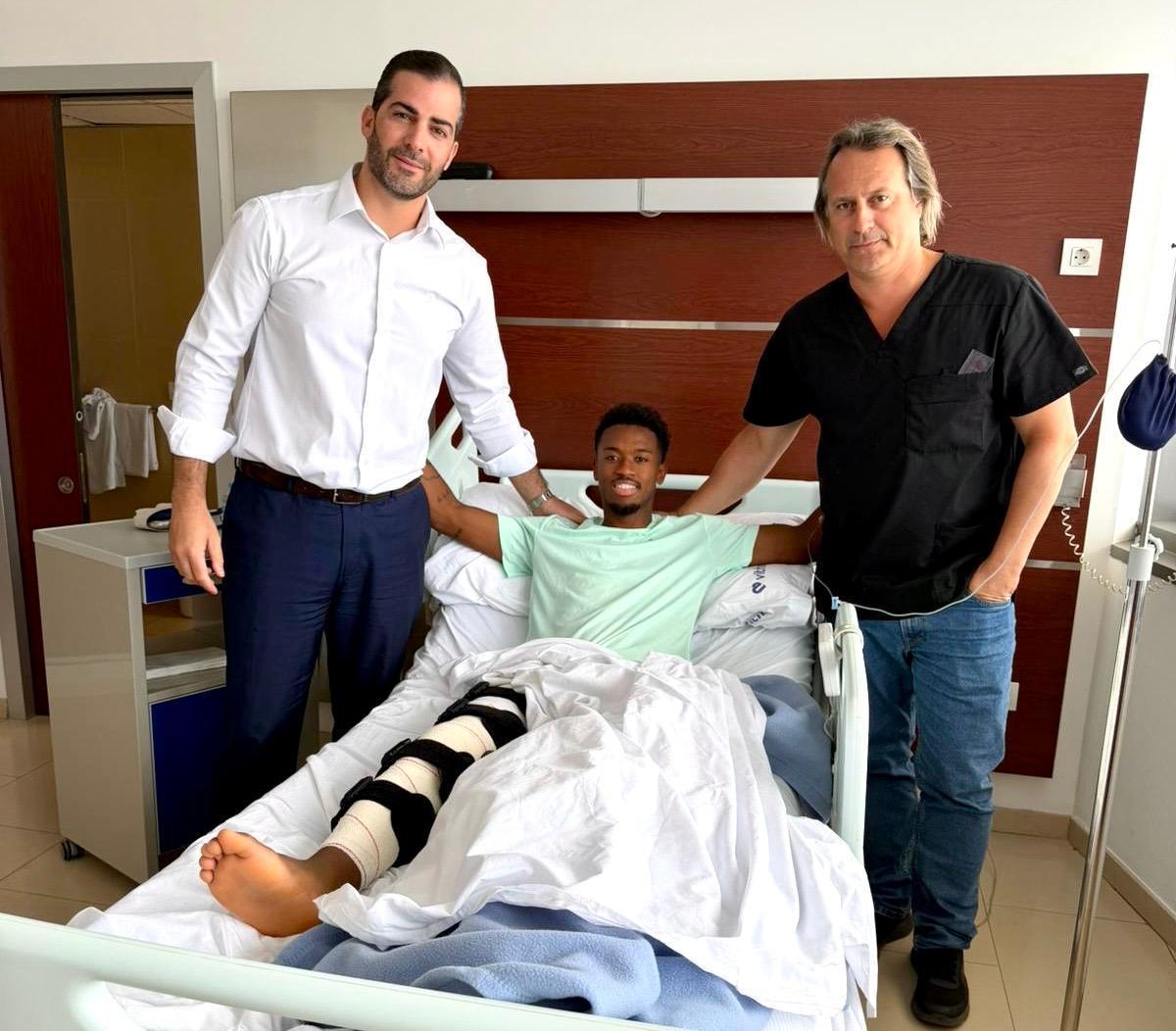 Los doctores Tomás Roca y Néstor Moreno junto a Alassan Gutiérrez, jugador del CD Tenerife, tras su cirugía de rodilla