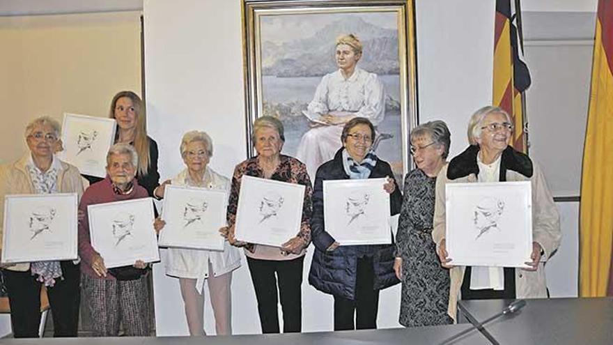 Foto de familia de las maestras jubiladas que el jueves recibieron un homenaje.