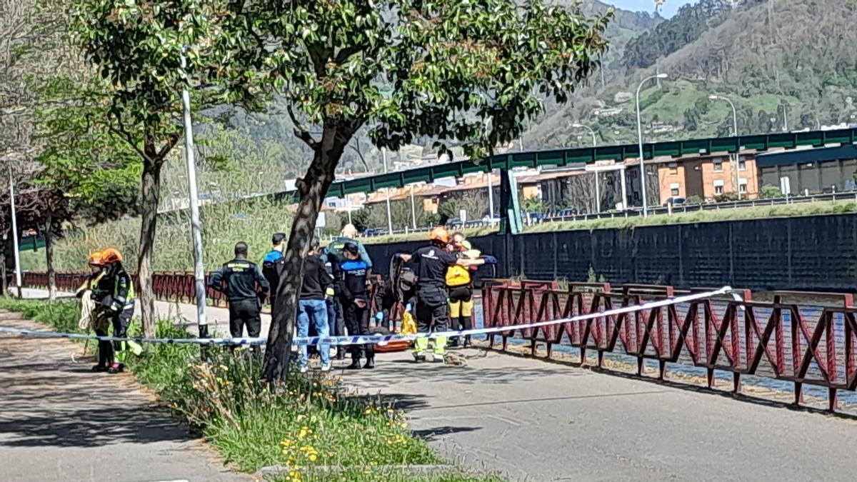 FOTOS: Aparece el cadáver de un hombre flotando en el río en Mieres