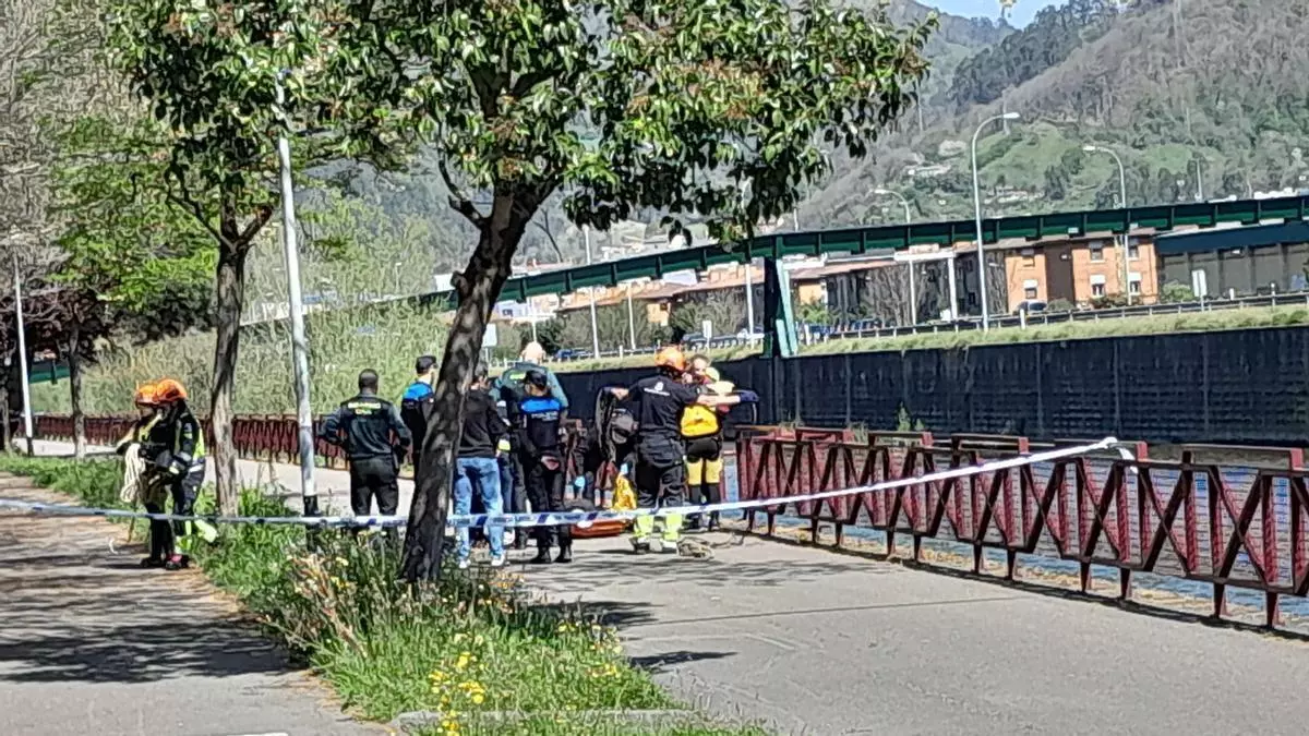 El muerto encontrado en el Caudal solo presenta lesiones compatibles con una caída de varios metros al lecho del río, sin heridas previas