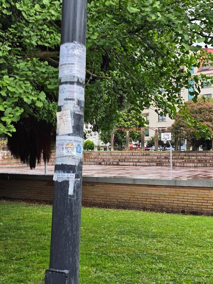 Elementos afectados por la pegada de carteles y todo tipo de panfletos en las calles de Vilagarcía.