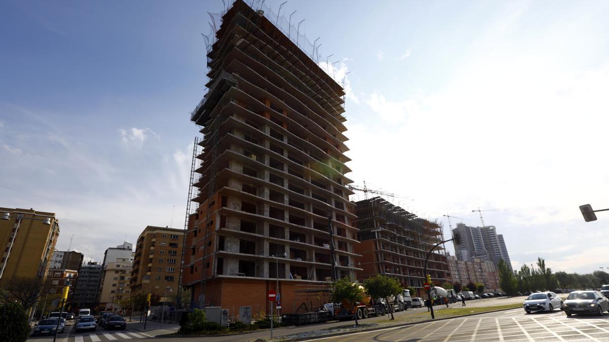 Obras de construcción de un bloque de viviendas en Zaragoza, en la avenida Soria.