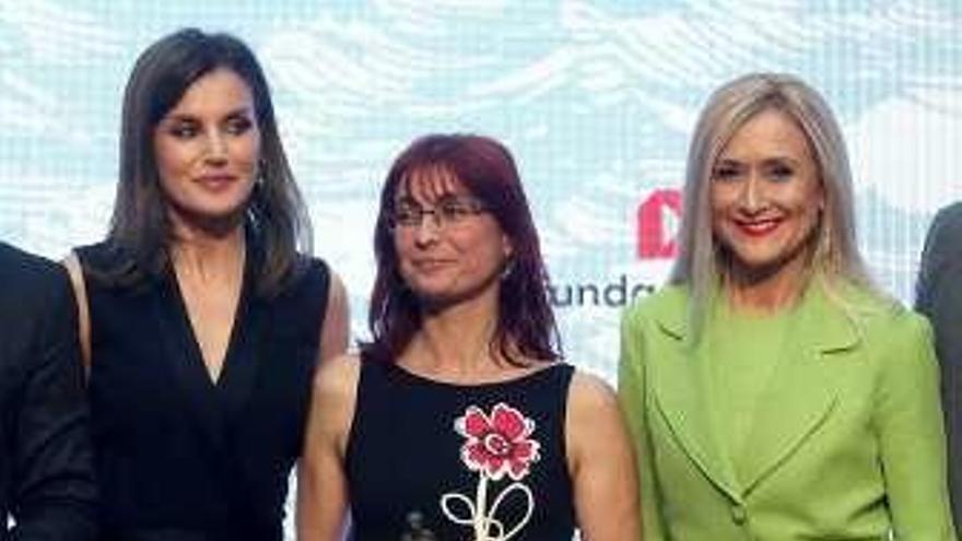 Mónica Rodríguez, en el centro, entre la Reina y Cifuentes.