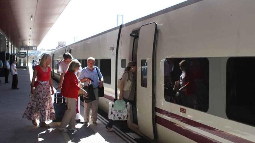 Viajeros toman el Alvia Madrid-Galicia en la estación de Zamora.