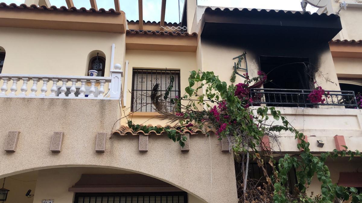 Así ha quedado la vivienda que se ha incendiado en Orihuela Costa