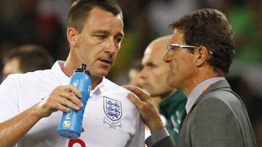 Capello da instrucciones a Terry en el último Mundial.