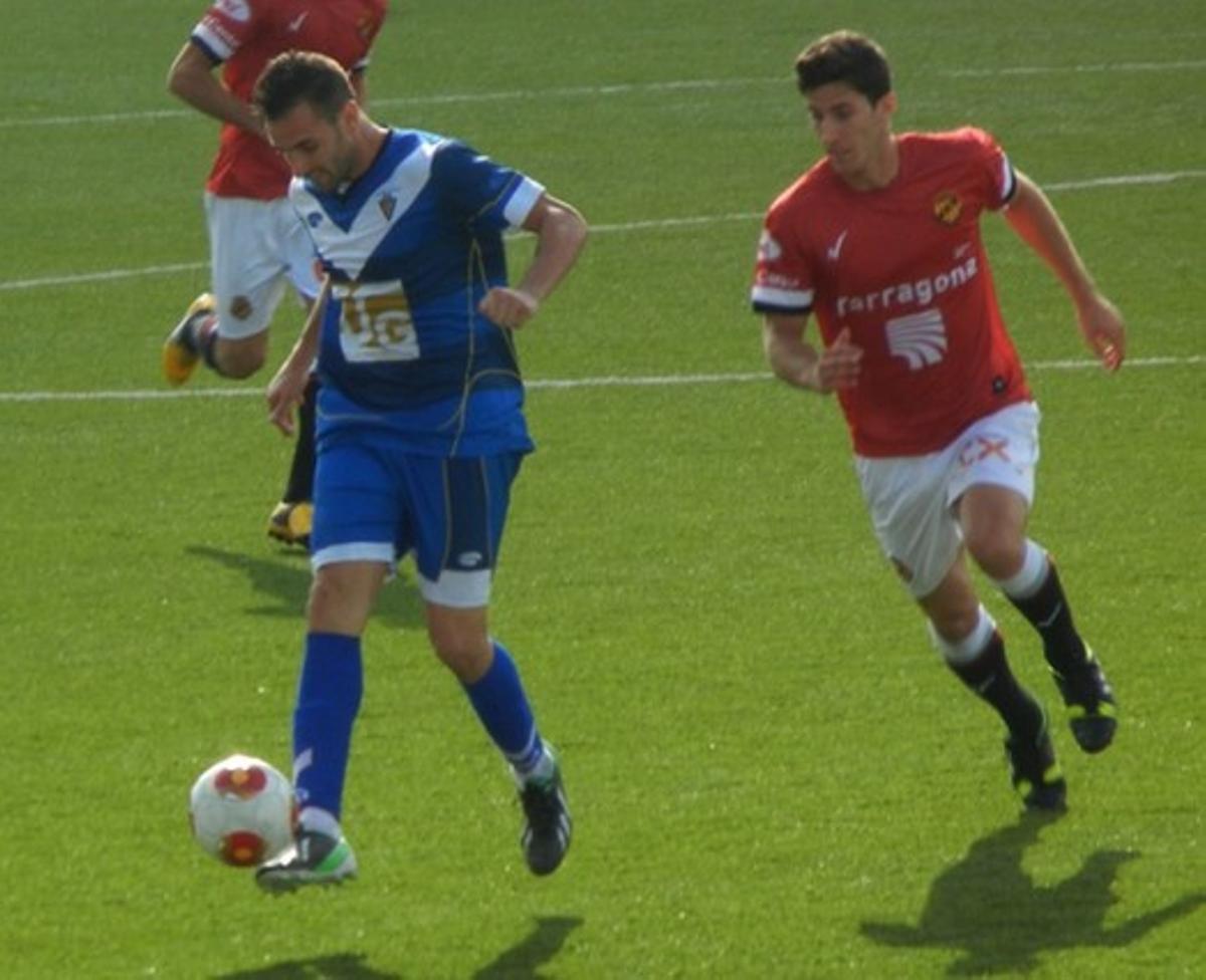 Una jugada del partit entre el CF Badalona i el Nàstic de Tarragona.