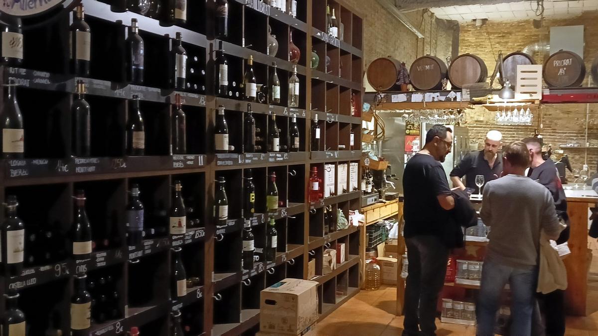 Las botellas y los toneles del Celler Cal Marino