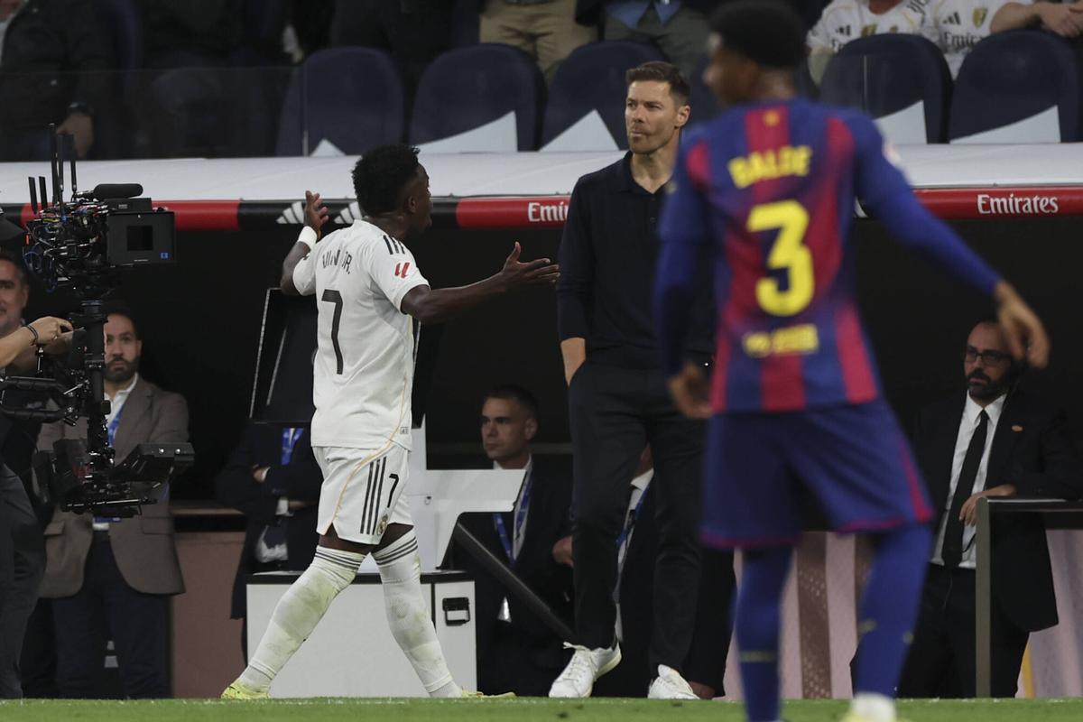 Vinicius en presencia de Xabi Alonso en el momento de ser sustituido durante el Real Madrid - Barça