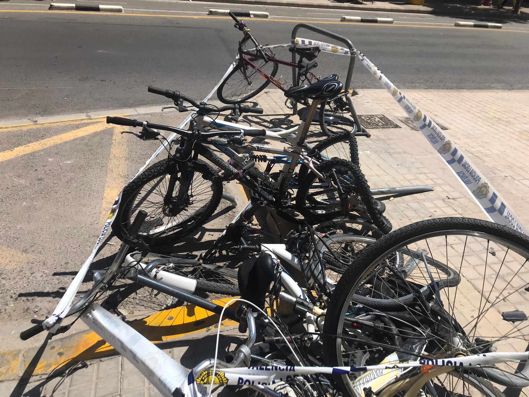 Un coche se estrella contra un garaje de la Avenida Burjassot