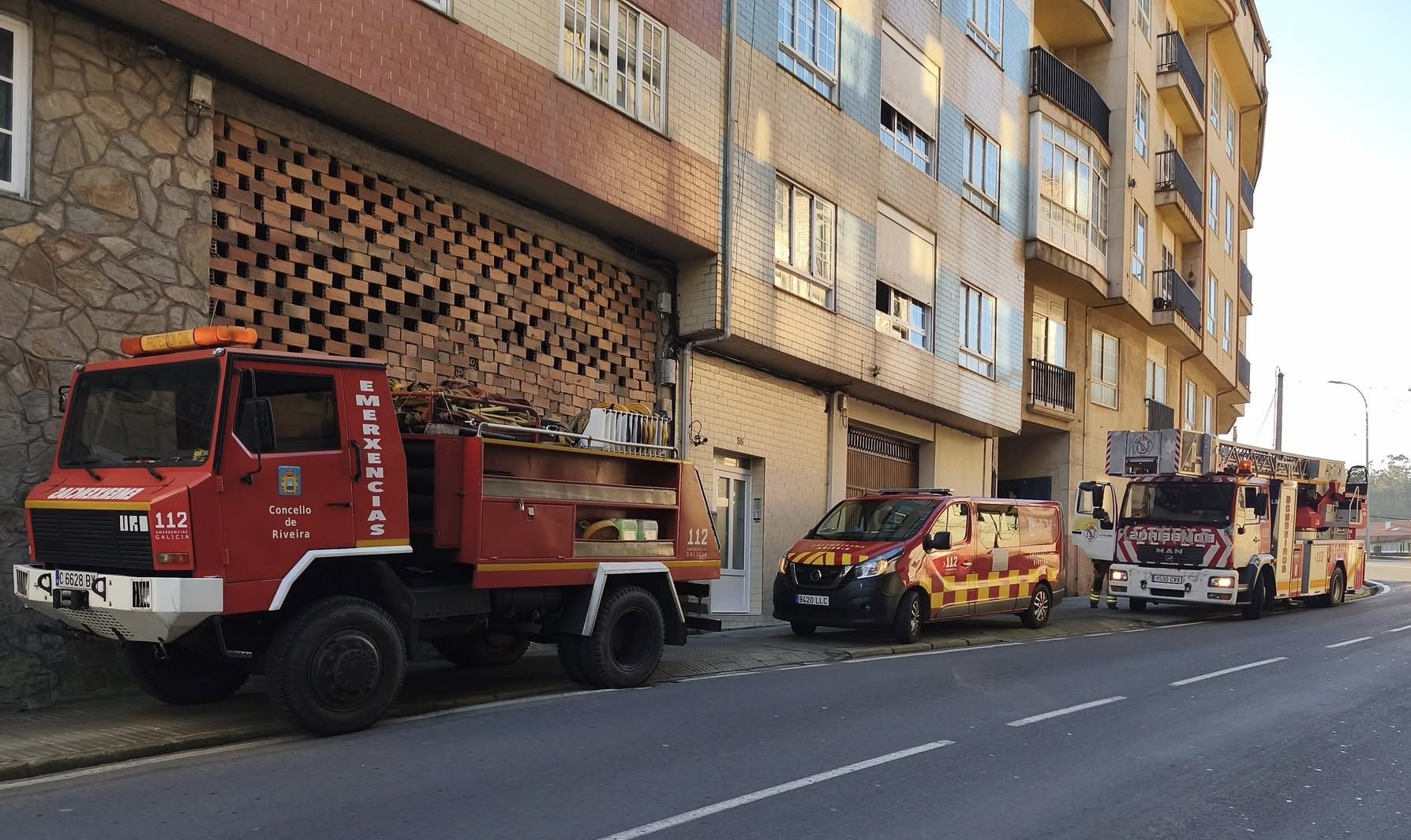 Equipos de emergencia ante el edificio donde se registró el incendio.