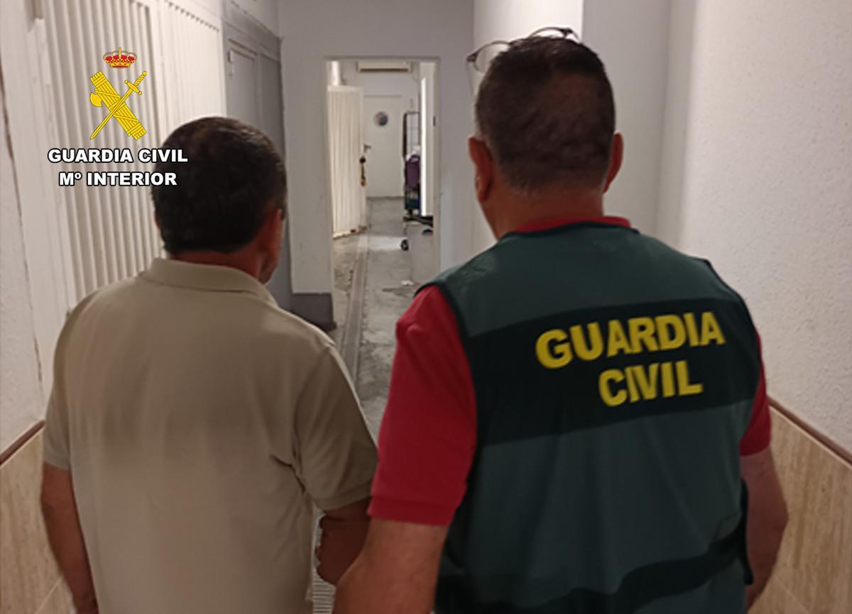 La Guardia Civil acompaña a uno de los detenidos por el presunto robo a una vivienda de Caravaca de la Cruz.
