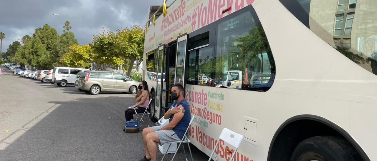 Punto de vacunación móvil contra el covid en Canarias.