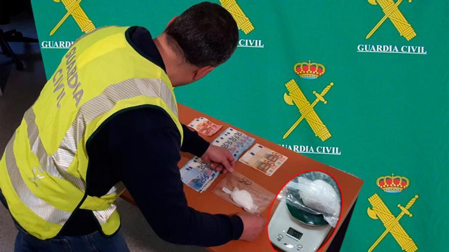 Un agente de la Guardia Civil con el material incautado. // G.C.