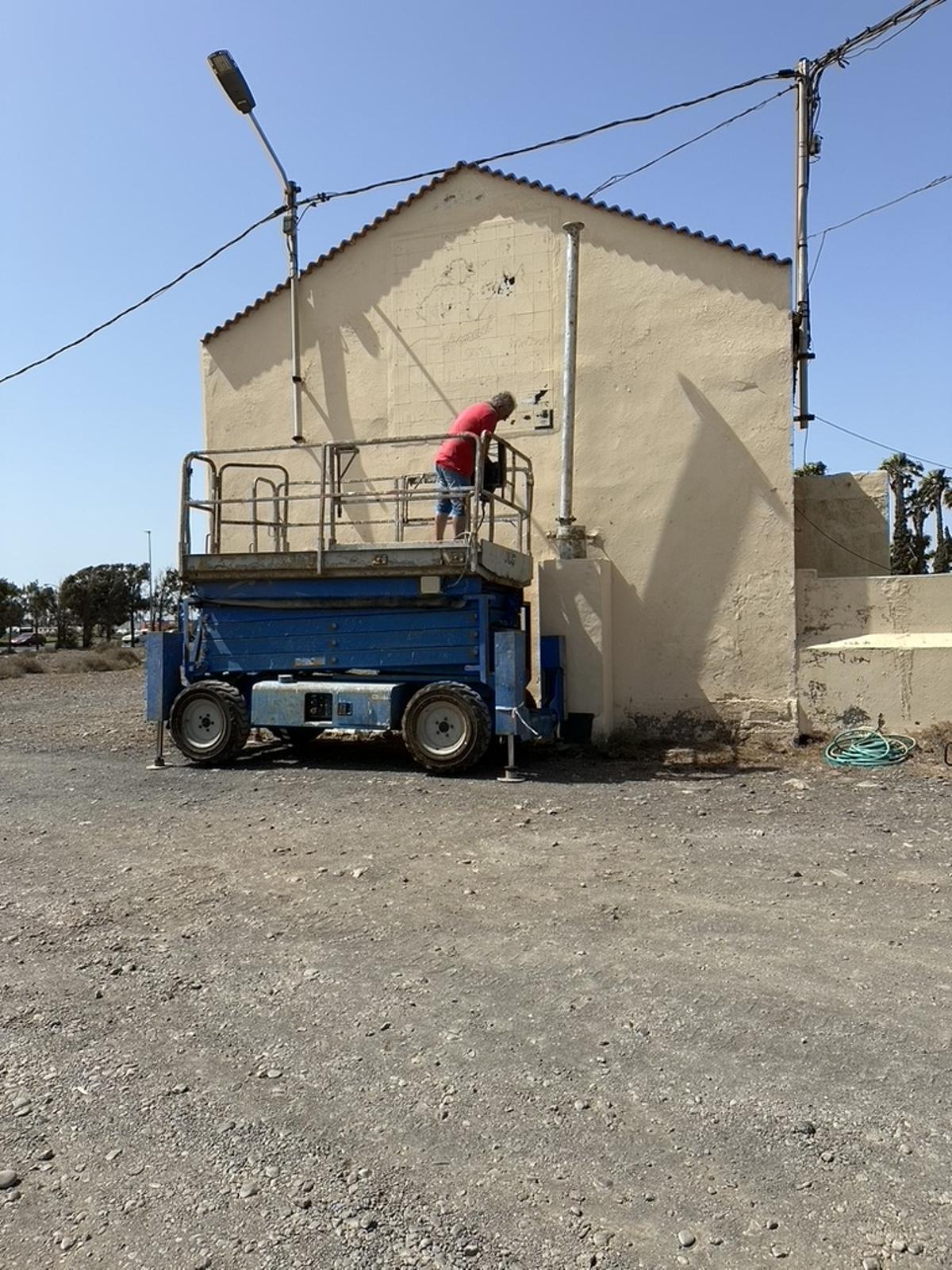 Recuperación del primer cartel de mosaico de nitratos de Chile en Agüimes
