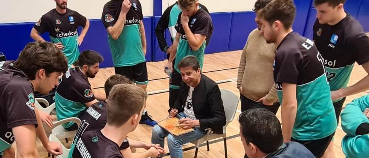 Pablo Bernabé, en un encuentro con el CAB Estepona de la EBA de baloncesto.