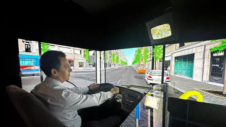 Entramos en el simulador de EMT donde aprenden los autobuseros madrileños a "anticiparse a toda una ciudad"