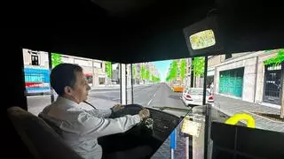 Entramos en el simulador de EMT donde aprenden los autobuseros madrileños a "anticiparse a toda una ciudad"