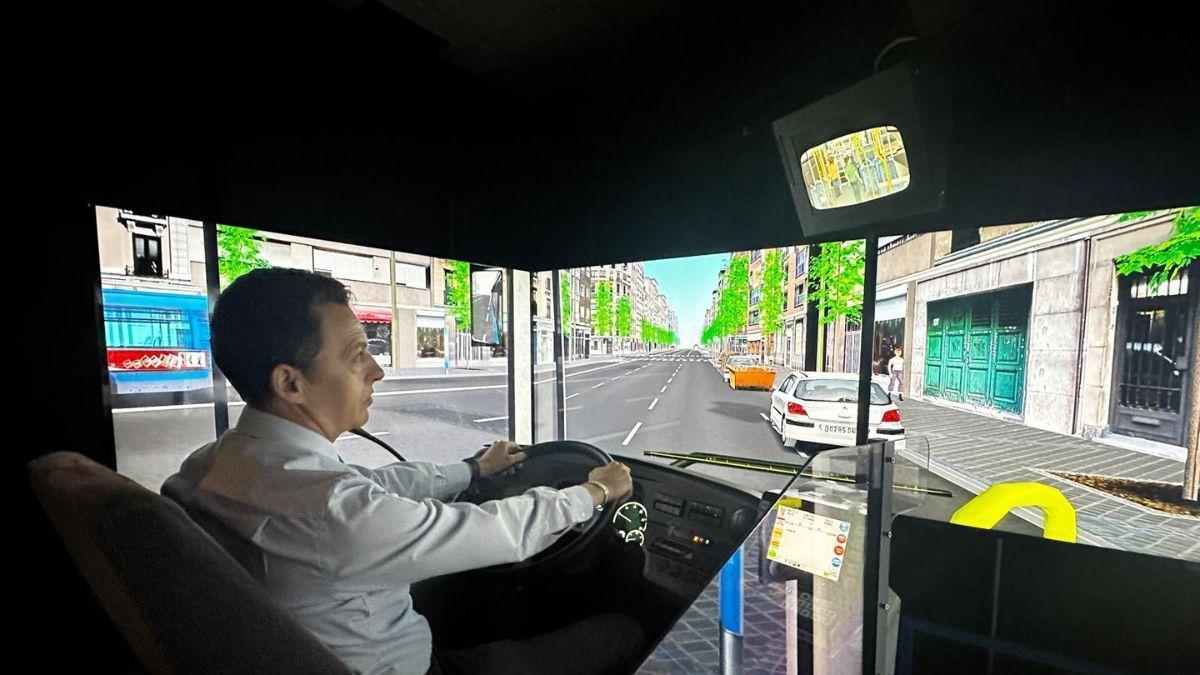 Entramos en el simulador de EMT donde aprenden los autobuseros madrileños a "anticiparse a toda una ciudad"