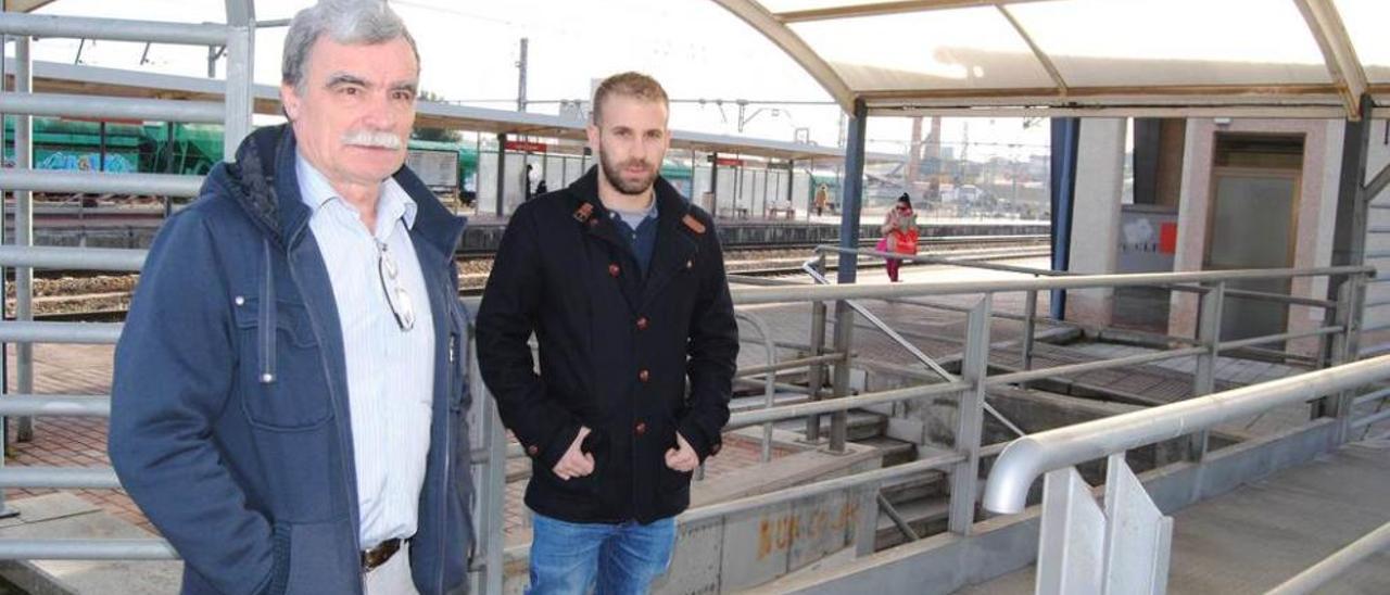 Ángel Fernández-Peña y Miguel Ángel &quot;Lago&quot; González, en la estación de Renfe de Lugo.