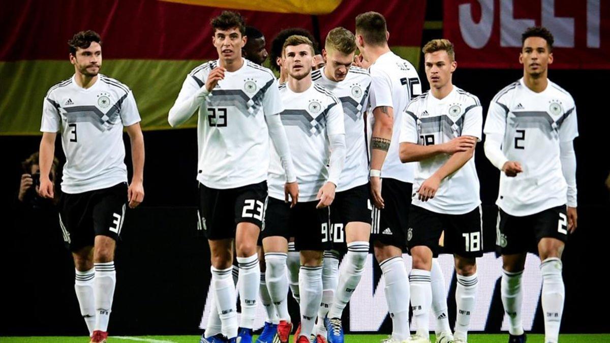 Los jugadores celebrando el gol de Süle