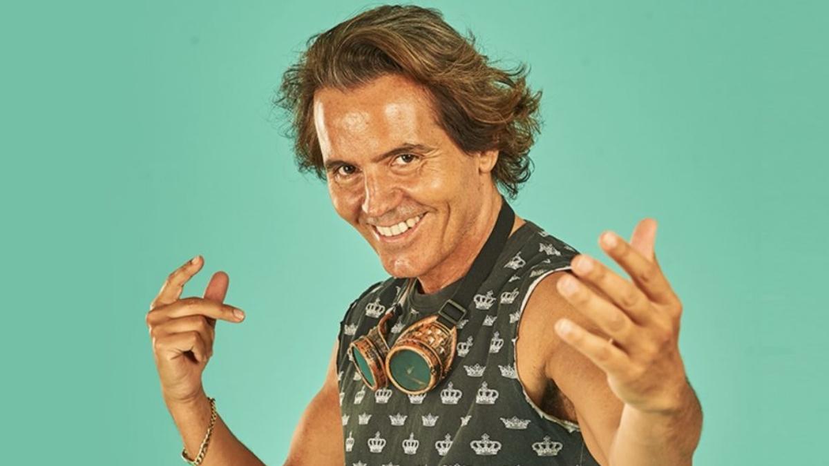 ¿Qui és Romano Aspas, el Julio Iglesias del ‘reggaeton’ que triomfa a YouTube?