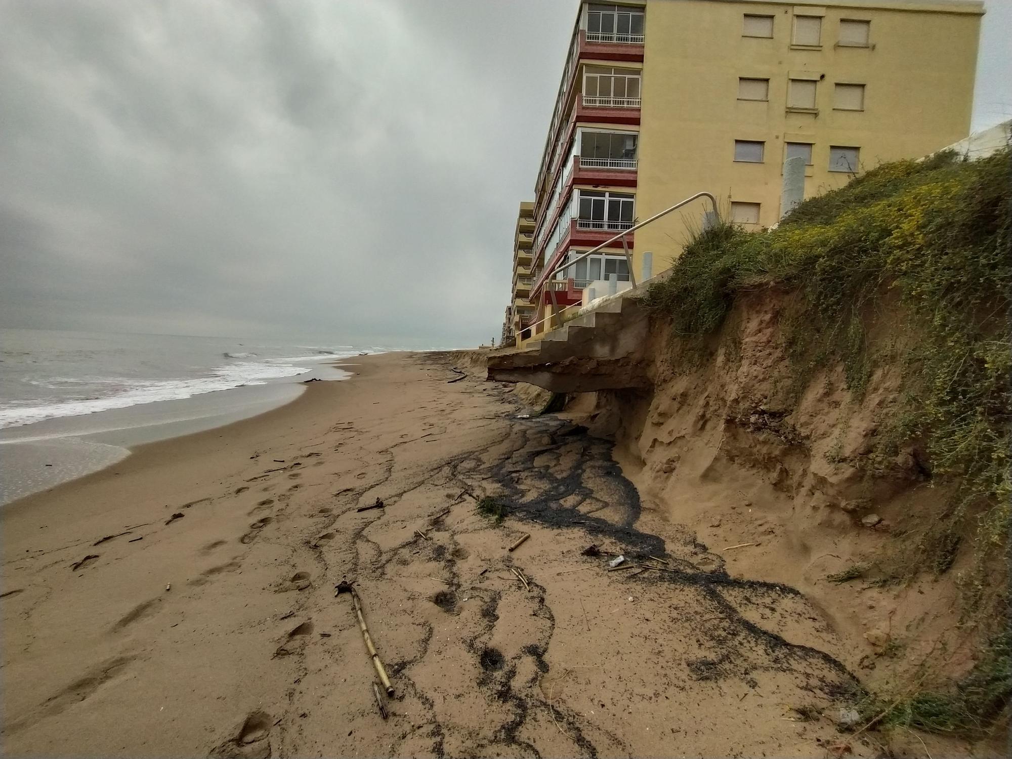 El temporal arrasa la playa de Tavernes