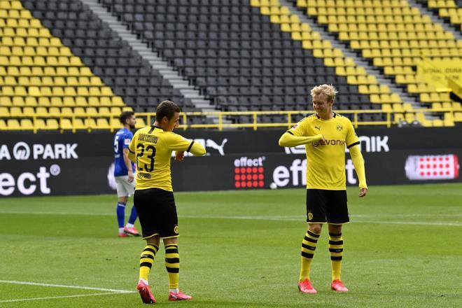Las imágenes del Borussia Dortmund-Schalke 04, primer partido tras la pandemia.