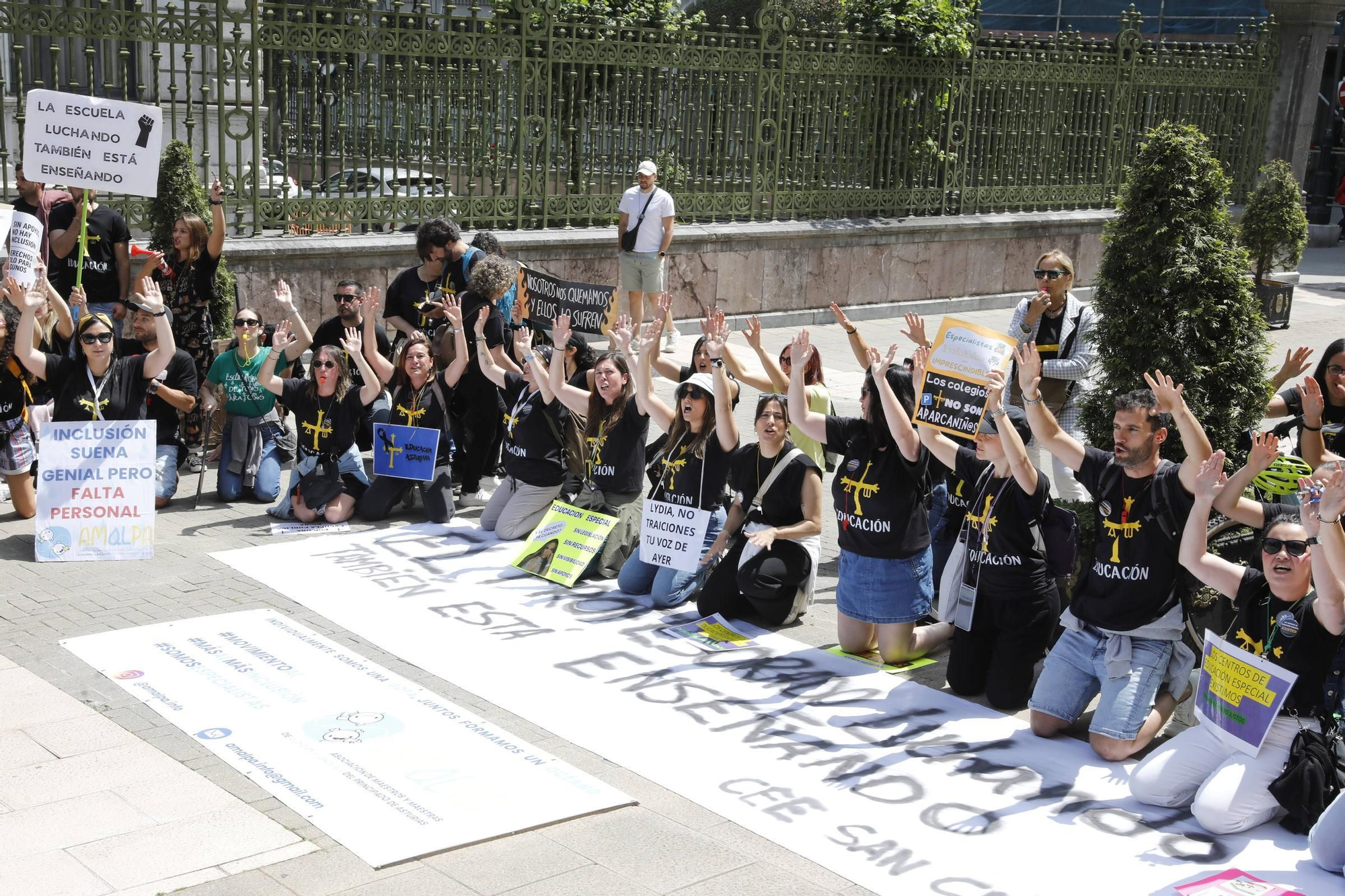 EN IMÁGENES: Segunda jornada de huelga de los profesores y protestas en Oviedo