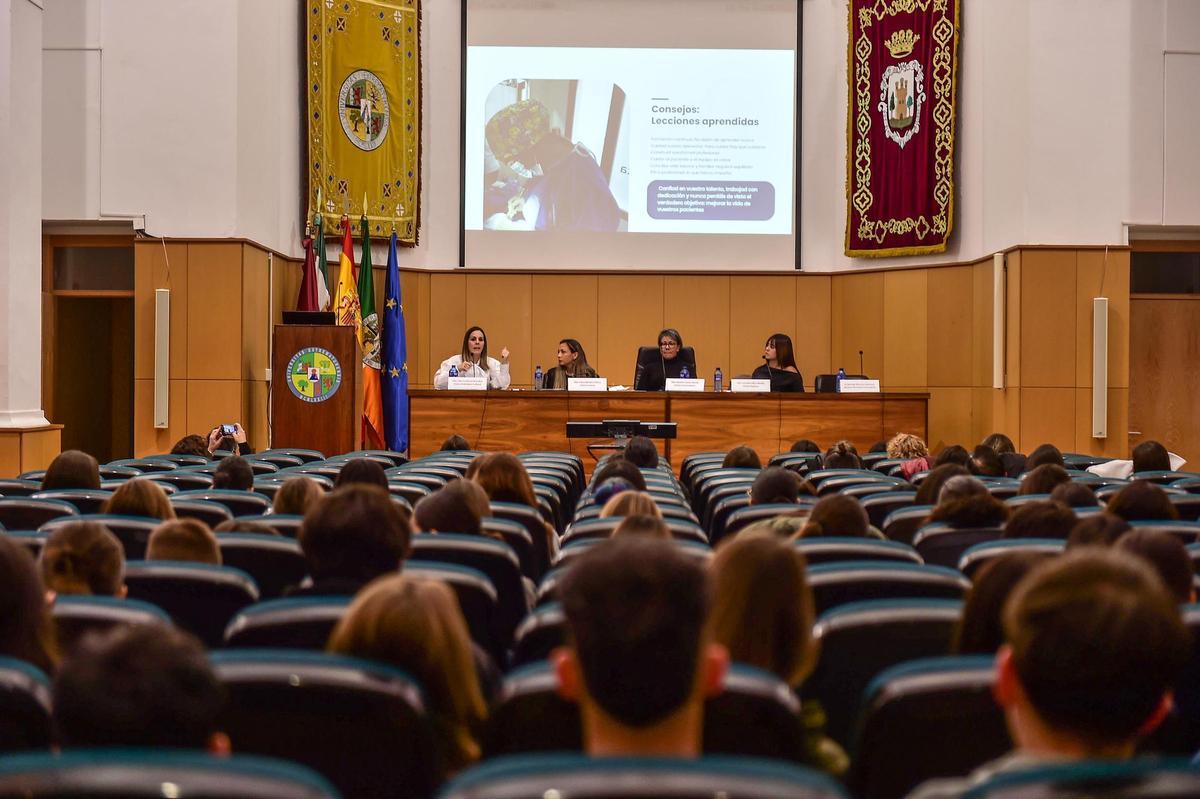 Tres podólogas emprendedoras cuentan su experiencia en el centro universitario de Plasencia.