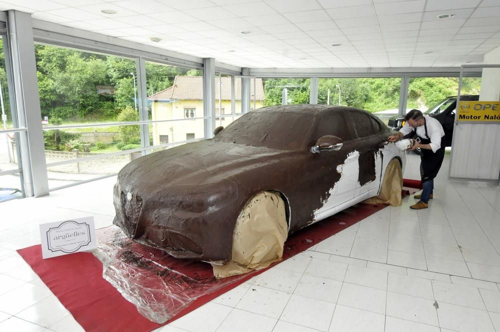 El pastelero Toño Argüelles cubre de chocolate un coche