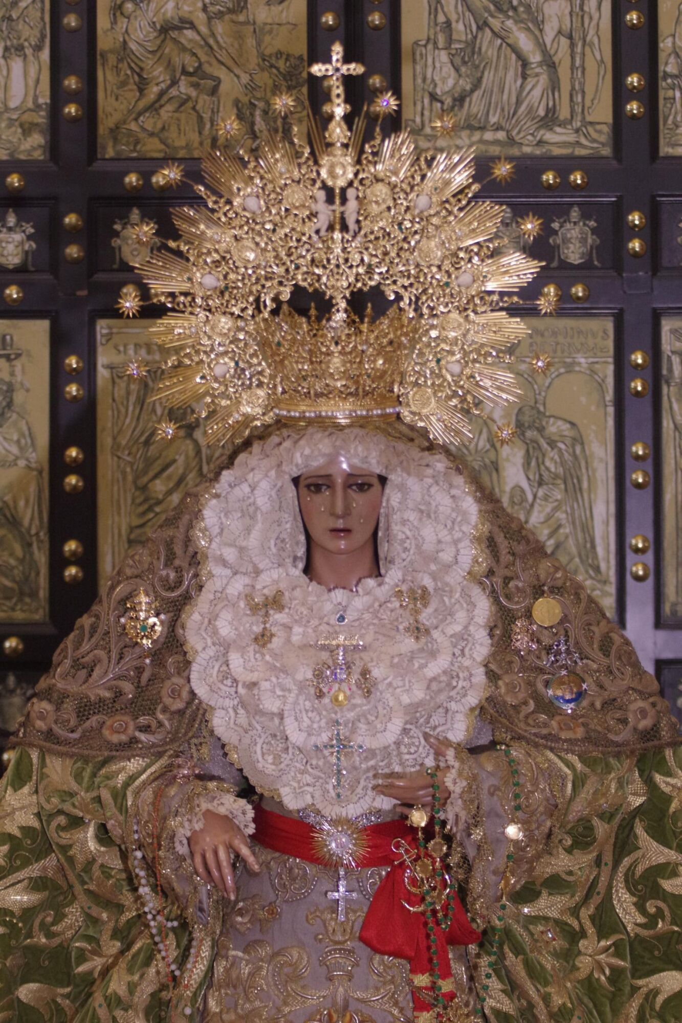 Besamanos a la Virgen de la Esperanza en la Catedral de Málaga tras participar en la procesión de Roma