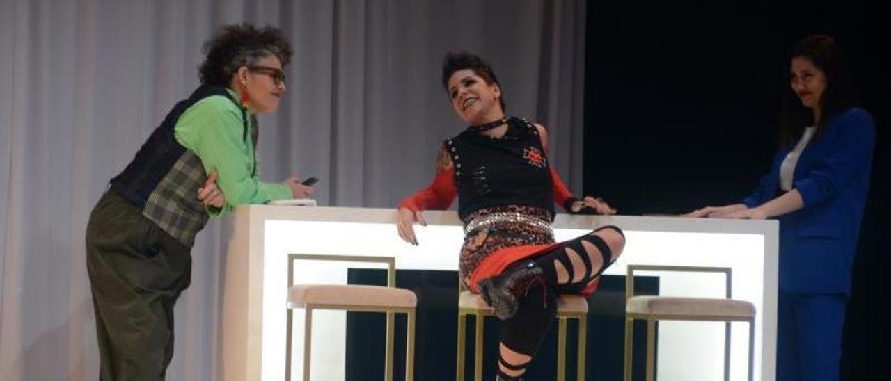 Un momento de la obra “Feminíssima” en el Auditorio de Cangas.   | GONZALO NÚÑEZ    | // G. NÚÑEZ