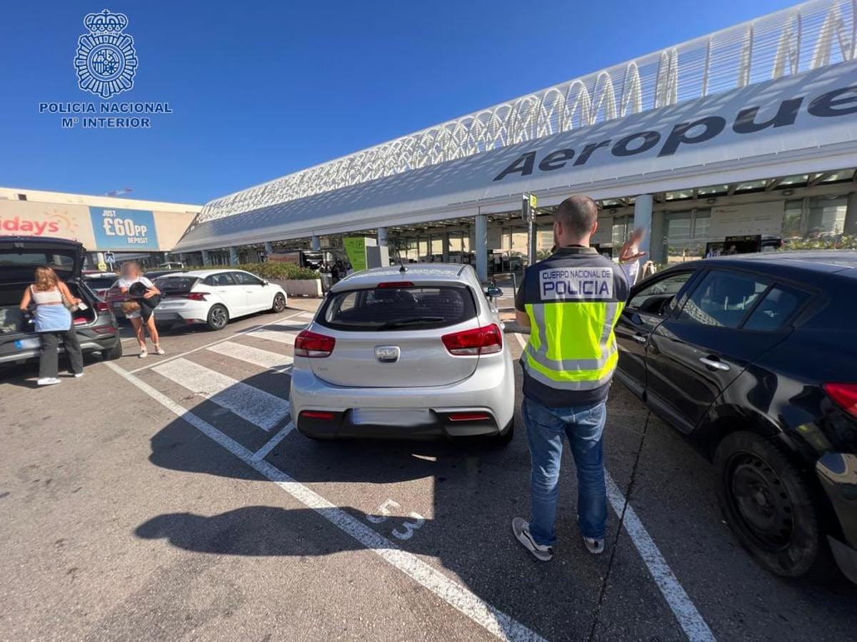 Uno de los policías destinados en el aeropuerto de Palma.